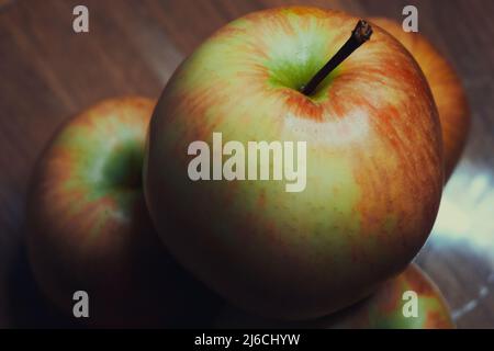 Ein paar Galaäpfel, eine Nahaufnahme. Obst. Stockfoto