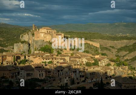 Das alte Dorf Alquézar, Huesca, im Naturpark Sierra y Cañones de Guara, Spanien. Stockfoto