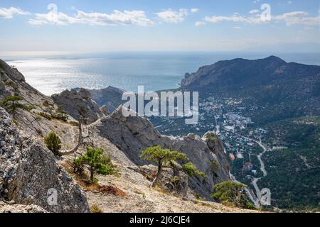 Blick in Richtung New World (Novy Svet) Lage Tal und Karaul-Oba Naturschutzgebiet darüber von der westlichen Seite des Sokol Berg Stockfoto