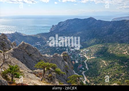 Blick in Richtung New World (Novy Svet) Lage Tal und Karaul-Oba Naturschutzgebiet darüber von der westlichen Seite des Sokol Berg Stockfoto