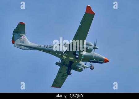 Leichtes Flugzeug, das zum Flughafen Shoreham eingeht Stockfoto