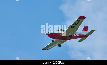 Leichtes Flugzeug, das zum Flughafen Shoreham eingeht Stockfoto