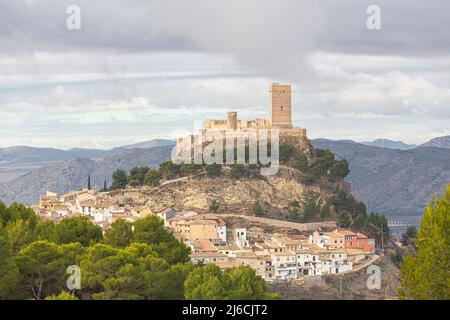 Landschaft der Stadt und des Schlosses von Biar in der Provinz Alicante, Autonome Gemeinschaft Valencia, Spanien Stockfoto