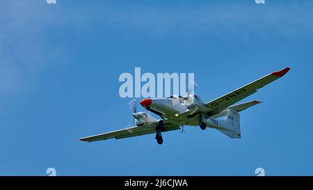 Leichtes Flugzeug, das zum Flughafen Shoreham eingeht Stockfoto