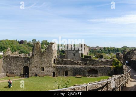 Blick auf das Upper Bailey Chepstow Castle, Monmouthshire, South Wales. Im Hintergrund ist der Turm des Torhauses zu sehen. Stockfoto