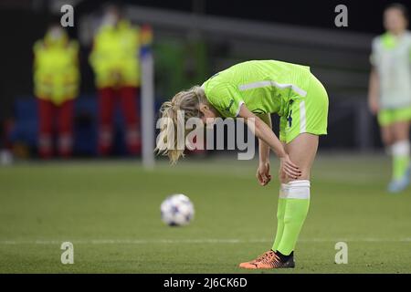 WOLFSBURG - Kathrin-Julia Hendrich vom VFL Wolfsburg nach dem Halbfinale der Frauen in der Champions League zwischen VFL Wolfsburg und dem FC Barcelona am 30. April 2022 in der VFL Wolfsburg Arena in Wolfsburg. ANP | Dutch Height | Gerrit van Keulen Stockfoto