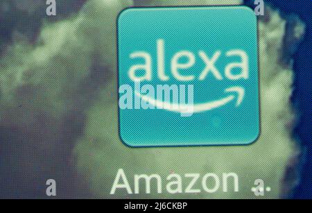 In dieser Abbildung wird das Logo der Alexa-Anwendung von Amazon auf einem Smartphone-Bildschirm angezeigt Stockfoto