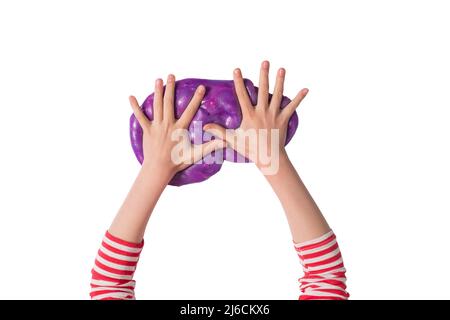 Kinderhände und lila glänzender Schleim. Kind Mädchen spielt mit Schleim isoliert auf weiß. Home Lernspiele Konzept. Flachbanner von oben. Stockfoto