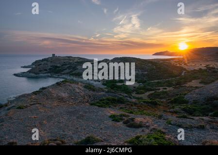 Charme der Westküste - Sonnenuntergang über dem Mittelmeer an der felsigen Küste am Kap Torre Argentina auf Sardinien, Italien, Europa Stockfoto