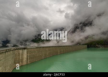 Grande Dixence Staudamm in den Schweizer Alpen, Wolkenverhangener Himmel. Stockfoto