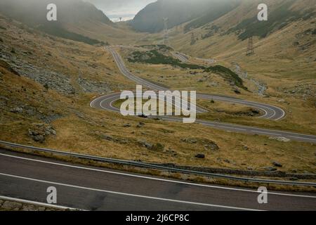 Die Autobahn Transfăgărăș, über einen hohen Pass in den Bergen von Făgărăș, Karpaten, Rumänien. Stockfoto