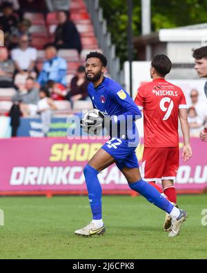 Lawrence Vigoroux of Orient während der Sky Bet League zwei Spiele zwischen Crawley Town und Leyton Orient im People's Pension Stadium , Crawley , Großbritannien - 30.. April 2022 nur für redaktionelle Verwendung. Keine Verkaufsförderung. Für Football-Bilder gelten Einschränkungen für FA und Premier League. Keine Nutzung des Internets/Handys ohne FAPL-Lizenz - für Details wenden Sie sich an Football Dataco Stockfoto