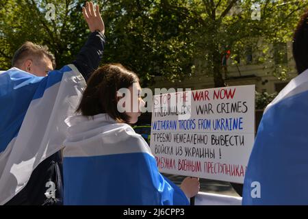 30. April 2022, London, England, Vereinigtes Königreich: Protestler hält ein Banner bei der Kundgebung. Die Russen protestierten in Solidarität mit der russischen Antikriegsbewegung und für die Freilassung politischer Gefangener vor der russischen Botschaft in London. (Bild: © Thomas Krych/ZUMA Press Wire) Stockfoto