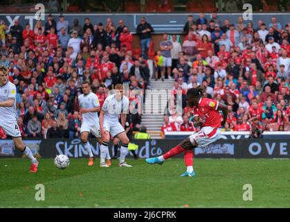 Alex Migden (17 Wald) schießt beim Spiel der EFL Champioinship zwischen Nottingham Forest und Swansea City auf dem City Ground in Nottingham, England, Paul Bonser/SPP, auf das Tor Stockfoto