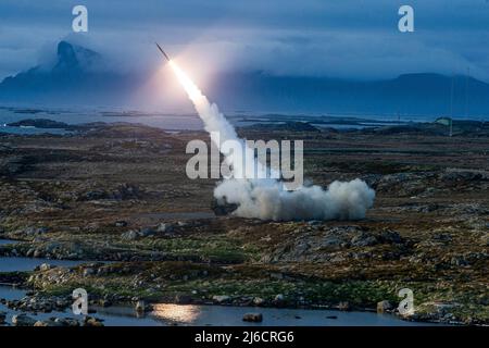 Andoya, Norwegen. 31. Mai 2021. Ein US Marines Corps M142 High-Mobility Artillery Rocket System, bekannt als HIMARS, nimmt an einem Live-Feuerstart während der Übung Formidable Shield, 31. Mai 2021 in Andoya, Norwegen, Teil. Kredit: LCpl. Nichola Guevara/US Marines Photo/Alamy Live News Stockfoto