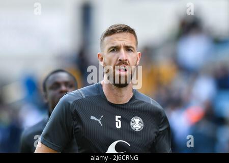 LONDON, GROSSBRITANNIEN. APR 30. Mark Beevers von Peterborough wärmen sich vor dem Sky Bet Championship-Spiel zwischen Millwall und Peterborough am Samstag, dem 30.. April 2022, in Den, London auf. (Kredit: Ivan Yordanov | MI Nachrichten) Kredit: MI Nachrichten & Sport /Alamy Live Nachrichten Stockfoto