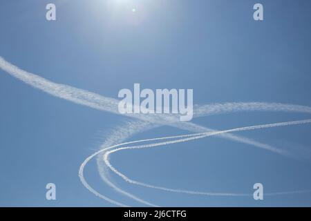 Kreisförmige Kondensstreifen aus Luftstreifenstrahlen Stockfoto