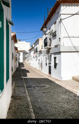 Altea, Alicante, Spanien- 24. April 2022:schmale Gassen und wunderschöne weißgetünchte Fassaden an einem sonnigen Wintertag in Altea, Alicante, Spanien Stockfoto