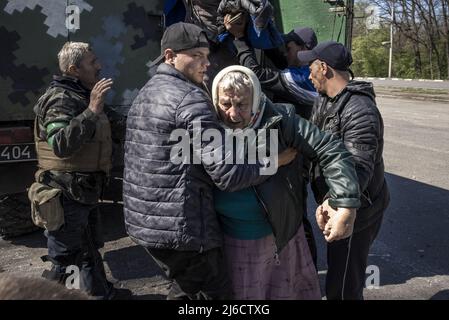 Ortsbürger verlassen einen Lieferwagen, nachdem sie am Samstag, den 30. April 2022, aus der kürzlich befreiten Stadt Ryska Lozova außerhalb von Charkiw, Ukraine, evakuiert wurden. Ryska Lozova wurde beim Verlassen des Gebirgssitzes weiterhin beschossen. Die Außenminister Schwedens und Finnlands sagten, dass ihre Nationen hinsichtlich ihrer Mitgliedschaft unentschlossen bleiben, da ihre Truppen bei der NATO ausgebildet wurden. Foto von Ken Cedeno/UPI Stockfoto