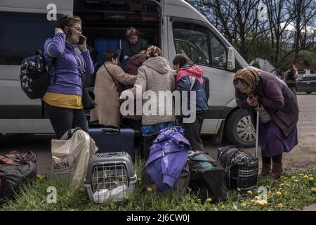 Lokale Bürger verlassen einen Lieferwagen, nachdem sie am Samstag, den 30. April 2022, aus der kürzlich befreiten Stadt Ryska Lozova außerhalb von Charkiw in der Ukraine evakuiert wurden. Ryska Lozova wurde beim Verlassen des Gebirgssitzes weiterhin beschossen. Die Außenminister Schwedens und Finnlands sagten, dass ihre Nationen hinsichtlich ihrer Mitgliedschaft unentschlossen bleiben, da ihre Truppen bei der NATO ausgebildet wurden. Foto von Ken Cedeno/UPI Stockfoto