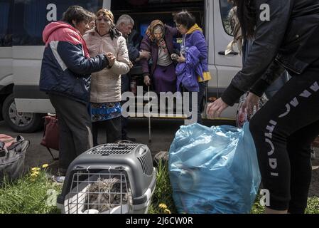 Lokale Bürger verlassen einen Lieferwagen, nachdem sie am Samstag, den 30. April 2022, aus der kürzlich befreiten Stadt Ryska Lozova außerhalb von Charkiw in der Ukraine evakuiert wurden. Ryska Lozova wurde beim Verlassen des Gebirgssitzes weiterhin beschossen. Die Außenminister Schwedens und Finnlands sagten, dass ihre Nationen hinsichtlich ihrer Mitgliedschaft unentschlossen bleiben, da ihre Truppen bei der NATO ausgebildet wurden. Foto von Ken Cedeno/UPI Stockfoto