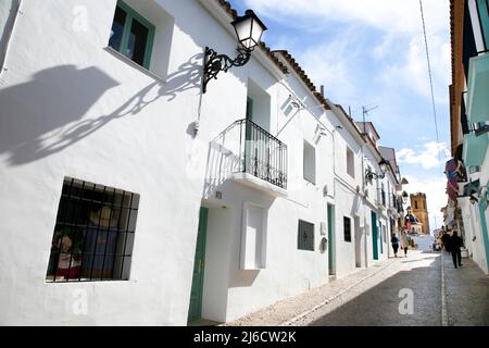 Altea, Alicante, Spanien- 24. April 2022:schmale Gassen und wunderschöne weißgetünchte Fassaden an einem sonnigen Wintertag in Altea, Alicante, Spanien Stockfoto