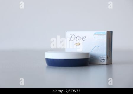 TERNOPIL, UKRAINE - 29. APRIL 2022: Produktion mit Dove Logo auf weißer Strukturoberfläche Stockfoto