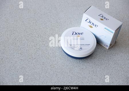 TERNOPIL, UKRAINE - 29. APRIL 2022: Produktion mit Dove Logo auf weißer Strukturoberfläche Stockfoto