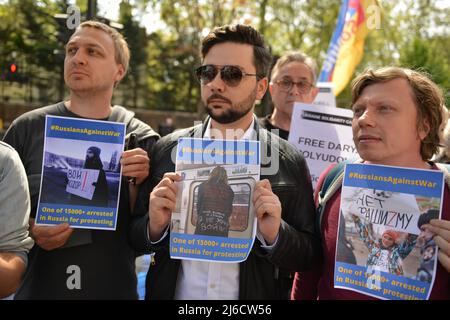 30. April 2022, London, England, Vereinigtes Königreich: Die Russen protestierten in Solidarität mit der russischen Antikriegsbewegung und für die Freilassung politischer Gefangener vor der russischen Botschaft in London. (Bild: © Thomas Krych/ZUMA Press Wire) Stockfoto