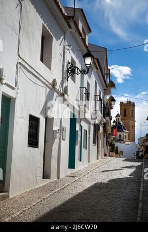 Altea, Alicante, Spanien- 24. April 2022:schmale Gassen und wunderschöne weißgetünchte Fassaden an einem sonnigen Wintertag in Altea, Alicante, Spanien Stockfoto