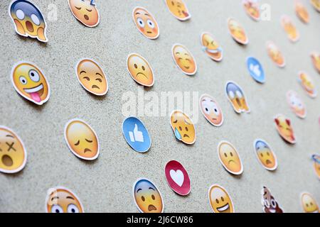 TERNOPIL, UKRAINE - 29. APRIL 2022: Großer Satz Aufkleber mit gelben Emoji-Gesichtern. Emoji ist ein Piktogramm oder Smiley, das in Text eingebettet und in Elektro verwendet wird Stockfoto