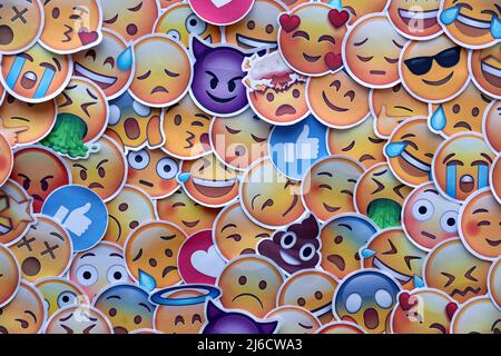TERNOPIL, UKRAINE - 29. APRIL 2022: Großer Satz Aufkleber mit gelben Emoji-Gesichtern. Emoji ist ein Piktogramm oder Smiley, das in Text eingebettet und in Elektro verwendet wird Stockfoto