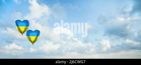 Himmel Wolken Hintergrund mit zwei Ballons mit ukrainischer Flagge. Das Konzept der Ukraine gefällt mir sehr gut Stockfoto