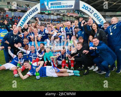 Windsor Park, Belfast, Nordirland, Großbritannien. 30 April 2022. Danske Bank Premiership – Linfield / Coleraine. Am letzten Tag der Saison der Irish League haben sich die Tabellenführer Linfield (blau) gegen Coleraine gestellt. Linfield - Irish League Champions 2022. Kredit: CAZIMB/Alamy Live Nachrichten. Stockfoto