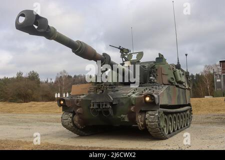 Grafenwoehr, Deutschland. 14. März 2022. Soldaten der US-Armee mit dem 41. Field Artillery Regiment, 1. Armored Brigade Combat Team, 3. Infantry Division, führen Live-Feuer-Übungen mit der M109 Paladin selbstfahrende Haubitze auf dem Grafenwoehr Trainingsgelände, 14. März 2022 in Grafenwoehr, Deutschland. Kredit: Capt. Patrick Connelly/US Army Photo/Alamy Live News Stockfoto