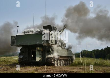 Grafenwoehr, Deutschland. 21. August 2017. Soldaten der US-Armee mit dem 29. Field Artillery Regiment, 3. Armored Brigade Combat Team, 4. Infantry Division, führen Live-Feuer-Übungen mit der selbstfahrenden Haubitze M109A6 Paladin auf dem Trainingsgelände in Grafenwoehr, 21. August 2017 in Grafenwoehr, Deutschland, durch. Kredit: Gertrud Zach/US Army Foto/Alamy Live Nachrichten Stockfoto