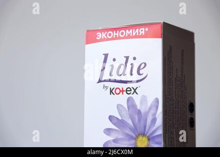 TERNOPIL, UKRAINE - 29. APRIL 2022: Kotex Lidie Box mit femininen Pads auf weißem Hintergrund Stockfoto