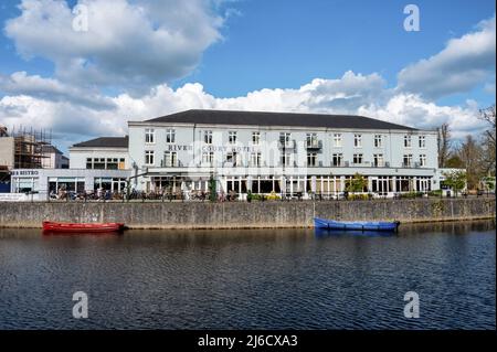 Kilkenny, Irland - 20. April 2022: Das River Court Hotel am Fluss Nore in Kilkenny, Irland. Stockfoto