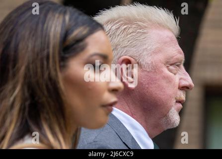 Bild zeigt: Boris Becker straightens seine Wimbledon Krawatte im Fenster Spiegelung eines Taxis, als er in seiner Wimbledon Krawatte in der Spiegelung von Th ankommt Stockfoto