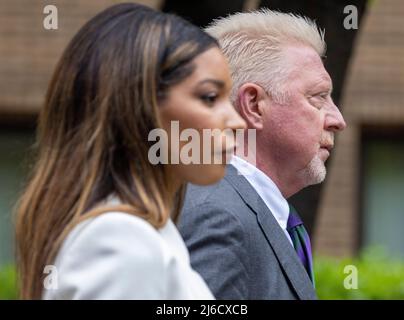 Bild zeigt: Boris Becker straightens seine Wimbledon Krawatte im Fenster Spiegelung eines Taxis, als er in seiner Wimbledon Krawatte in der Spiegelung von Th ankommt Stockfoto