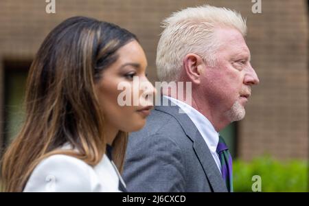 Bild zeigt: Boris Becker straightens seine Wimbledon Krawatte im Fenster Spiegelung eines Taxis, als er in seiner Wimbledon Krawatte in der Spiegelung von Th ankommt Stockfoto