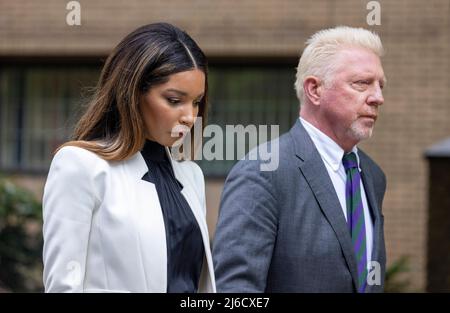 Bild zeigt: Boris Becker straightens seine Wimbledon Krawatte im Fenster Spiegelung eines Taxis, als er in seiner Wimbledon Krawatte in der Spiegelung von Th ankommt Stockfoto