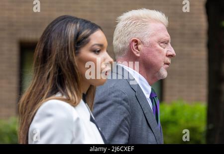 Bild zeigt: Boris Becker straightens seine Wimbledon Krawatte im Fenster Spiegelung eines Taxis, als er in seiner Wimbledon Krawatte in der Spiegelung von Th ankommt Stockfoto