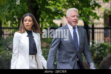 Bild zeigt: Boris Becker straightens seine Wimbledon Krawatte im Fenster Spiegelung eines Taxis, als er in seiner Wimbledon Krawatte in der Spiegelung von Th ankommt Stockfoto