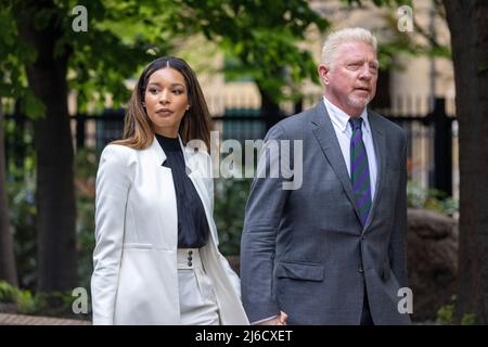 Bild zeigt: Boris Becker straightens seine Wimbledon Krawatte im Fenster Spiegelung eines Taxis, als er in seiner Wimbledon Krawatte in der Spiegelung von Th ankommt Stockfoto