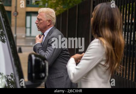 Foto zeigt: Boris Becker straightens seine Wimbledon Krawatte im Spiegel des Fensters seines schwarzen Taxis, das vor seiner Insolvenzstrafe eintrifft Stockfoto