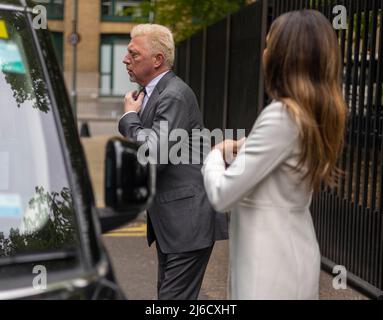 Foto zeigt: Boris Becker straightens seine Wimbledon Krawatte im Spiegel des Fensters seines schwarzen Taxis, das vor seiner Insolvenzstrafe eintrifft Stockfoto