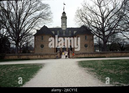 Williamsburg, VA. USA 9/1987. Haus der Bürgerinnen. Gebaut und genutzt um 1619-1776. Milestone als erste englische repräsentative Regierung in Nordamerika. Gegründet im Juli 1619 u.Z., diente zur Verabschiedung von Gesetzen und zur Aufrechterhaltung der Ordnung in der Jamestown Colony von Virginia sowie anderen Siedlungen und Plantagen florierten. Stockfoto