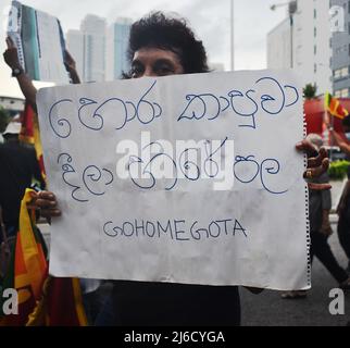 Colombo, Sri Lanka. 30.. April 2022. Ehemalige Studenten führender Schulen in Colombo hielten eine Protestkundgebung ab, in der der sofortige Rücktritt des Präsidenten, des Premierministers und der Regierung gefordert wurde. Die Mehrheit der Menschen, die an dem Protest beteiligt waren, waren ältere Bürger. Die Protestkundgebung begann im Viharamahadevi Park und endete in Galle Face Green. Stockfoto