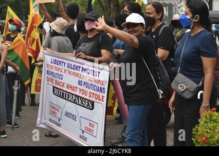 Colombo, Sri Lanka. 30.. April 2022. Ehemalige Studenten führender Schulen in Colombo hielten eine Protestkundgebung ab, in der der sofortige Rücktritt des Präsidenten, des Premierministers und der Regierung gefordert wurde. Die Mehrheit der Menschen, die an dem Protest beteiligt waren, waren ältere Bürger. Die Protestkundgebung begann im Viharamahadevi Park und endete in Galle Face Green. Stockfoto